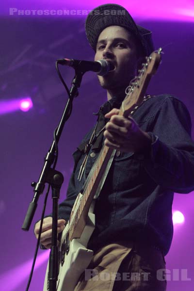 BLACK LIPS - 2010-05-26 - PARIS - La Machine (du Moulin Rouge) - Cole Alexander